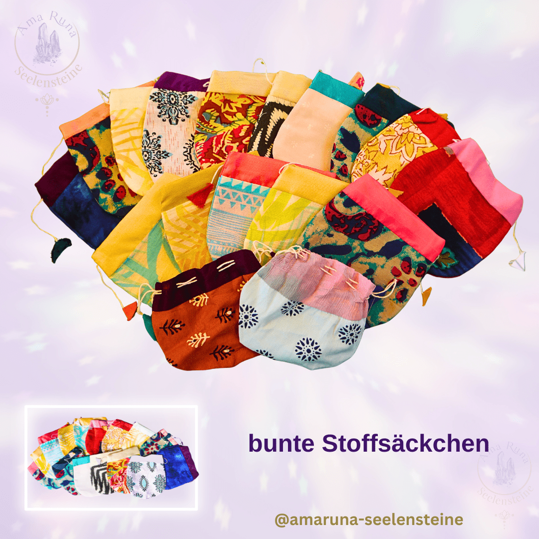 Bunte Stoffsäckchen mit fröhlichen Mustern – einzigartige Unikate zur Aufbewahrung von Steinen, Armbändern und Ritualgegenständen.